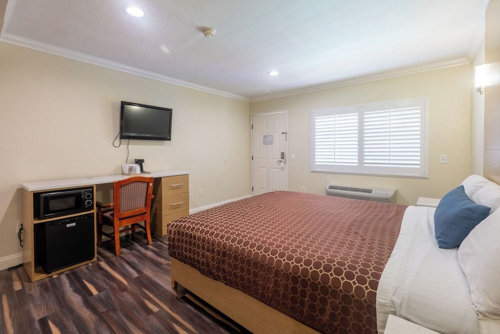 Hollywood City Inn Superior Room, 1 King Bed 2