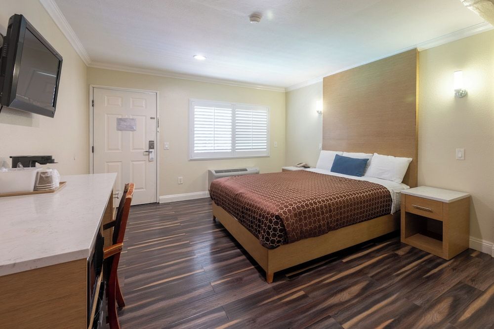 Hollywood City Inn Superior Room, 1 King Bed