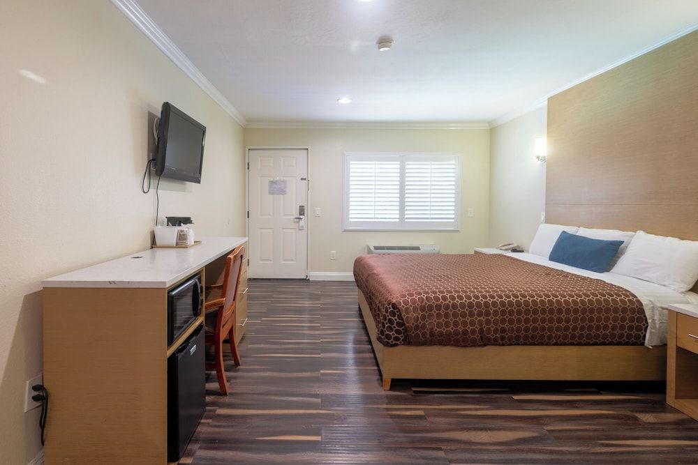 Hollywood City Inn Superior Room, 1 King Bed 3