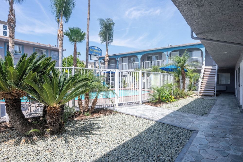 undefined Hollywood City Inn 2