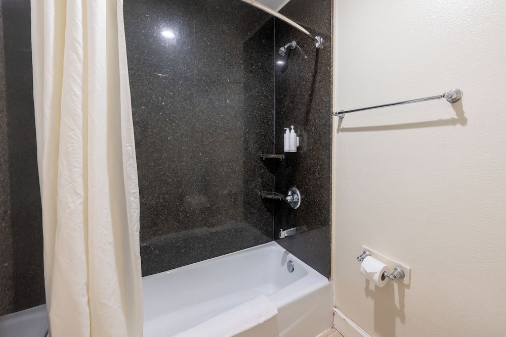 Hollywood City Inn Superior Room, 1 King Bed 6