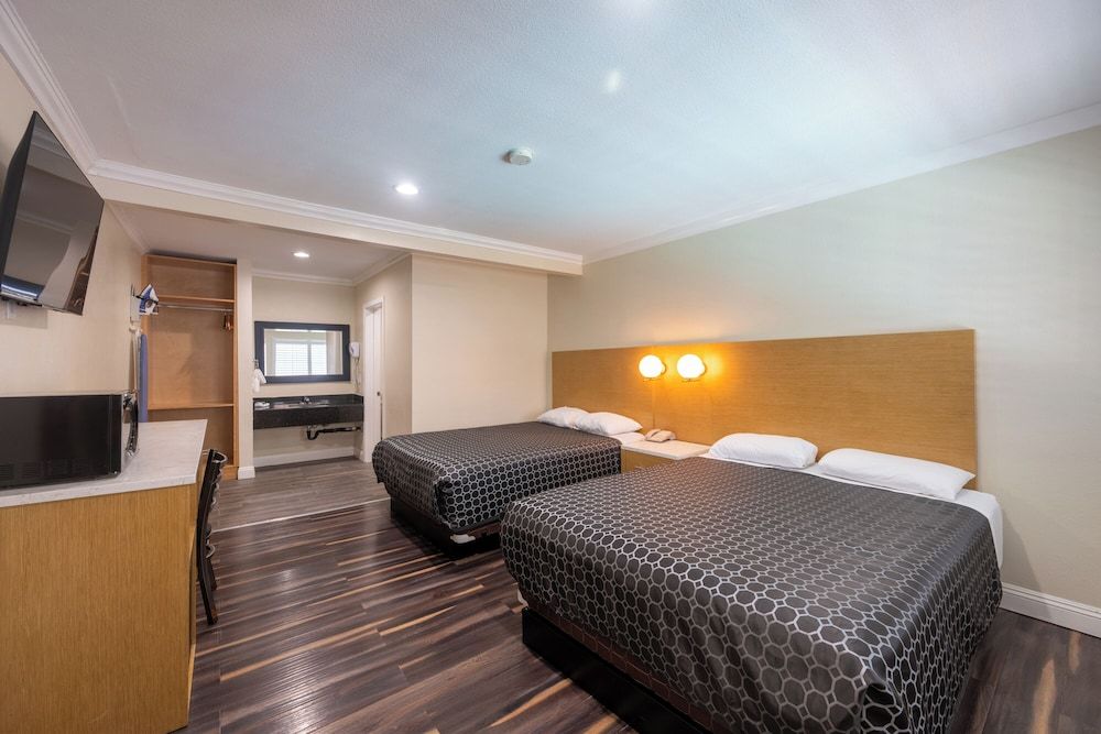undefined Hollywood City Inn 10