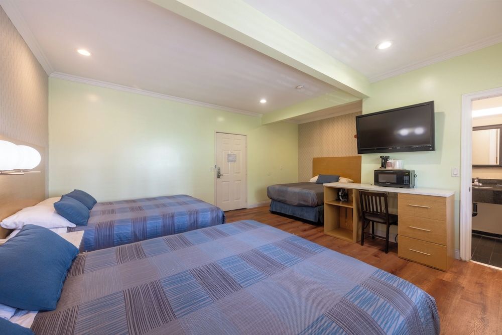 undefined Hollywood City Inn 2