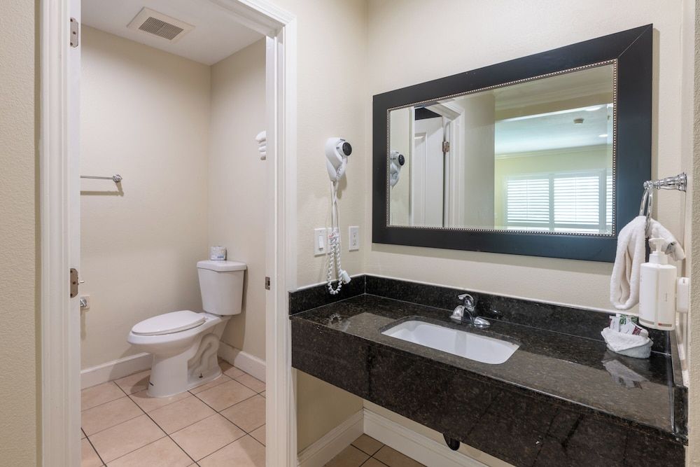 Hollywood City Inn Superior Room, 1 King Bed 5