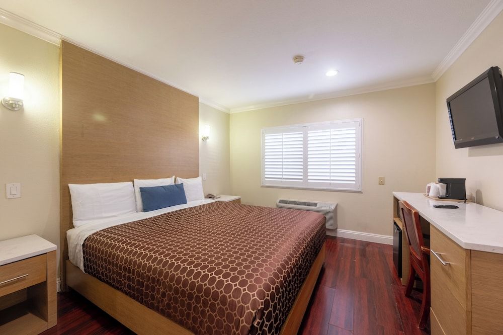 undefined Hollywood City Inn 3