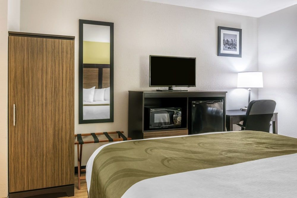 Deluxe Room, 1 King Bed, Accessible, Non Smoking