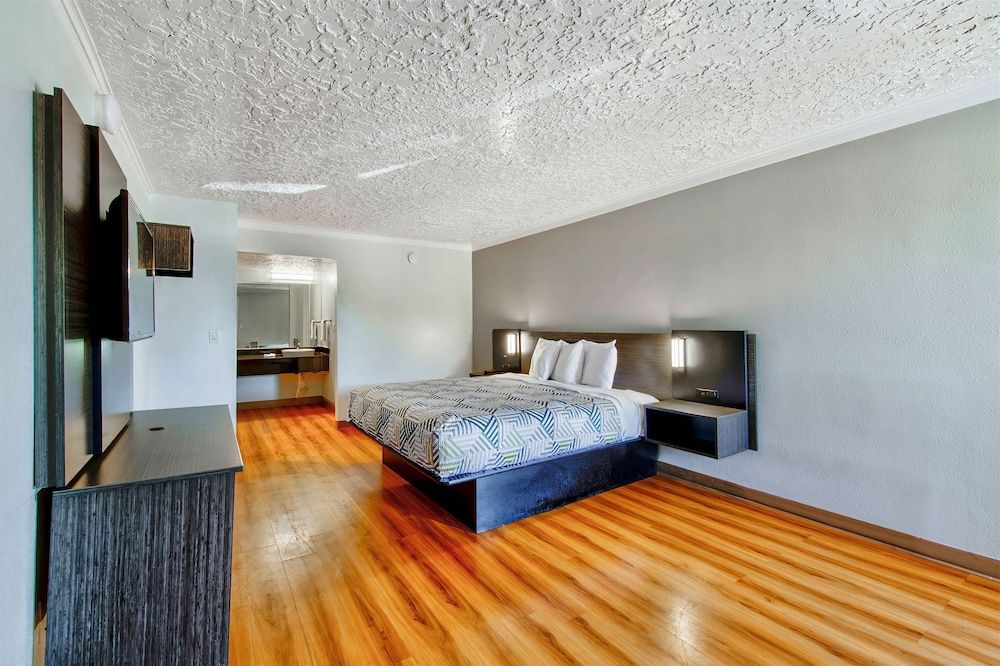 Standard Room, 1 King Bed, Accessible, Non Smoking