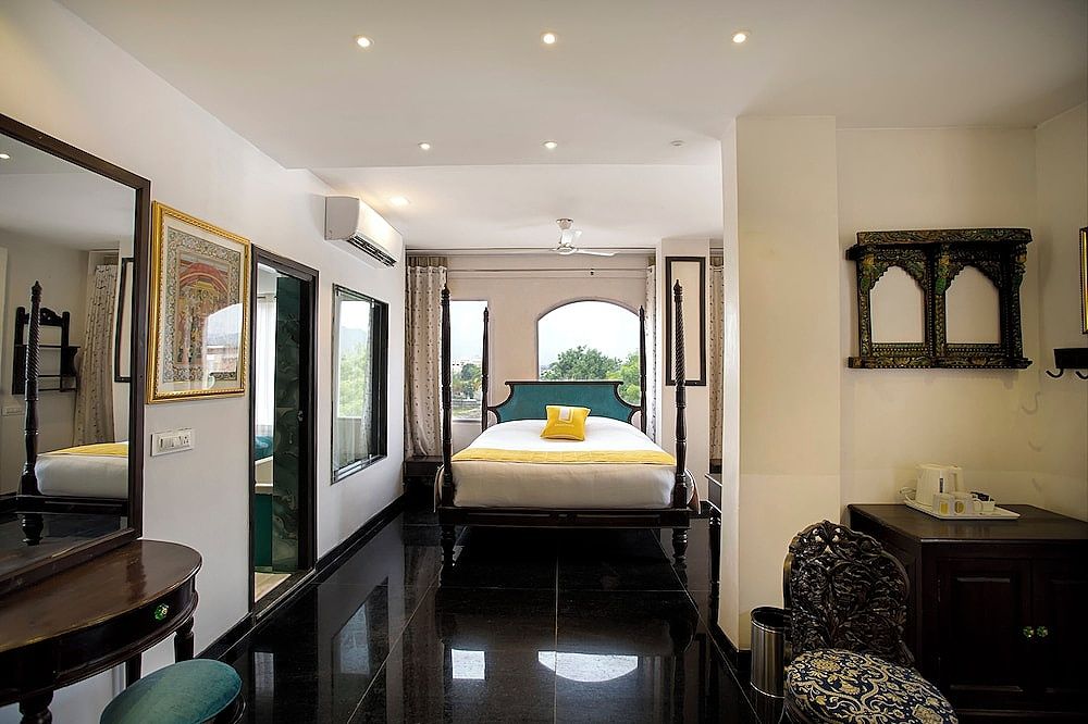 Royal Suite, 1 King Bed, Lake View