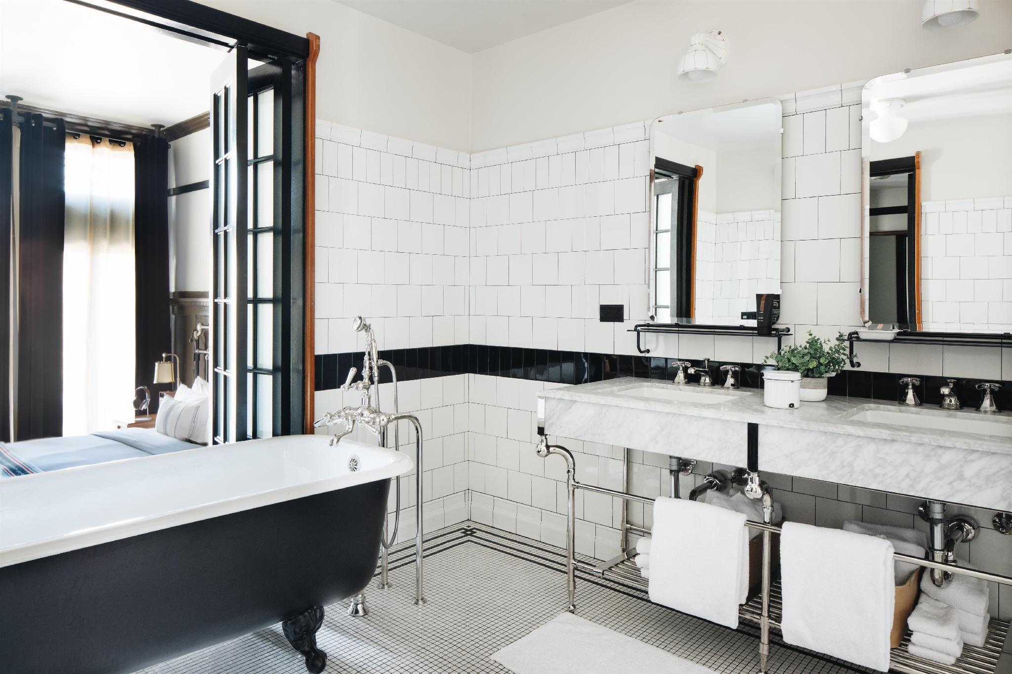 1 King Bed Founders Room