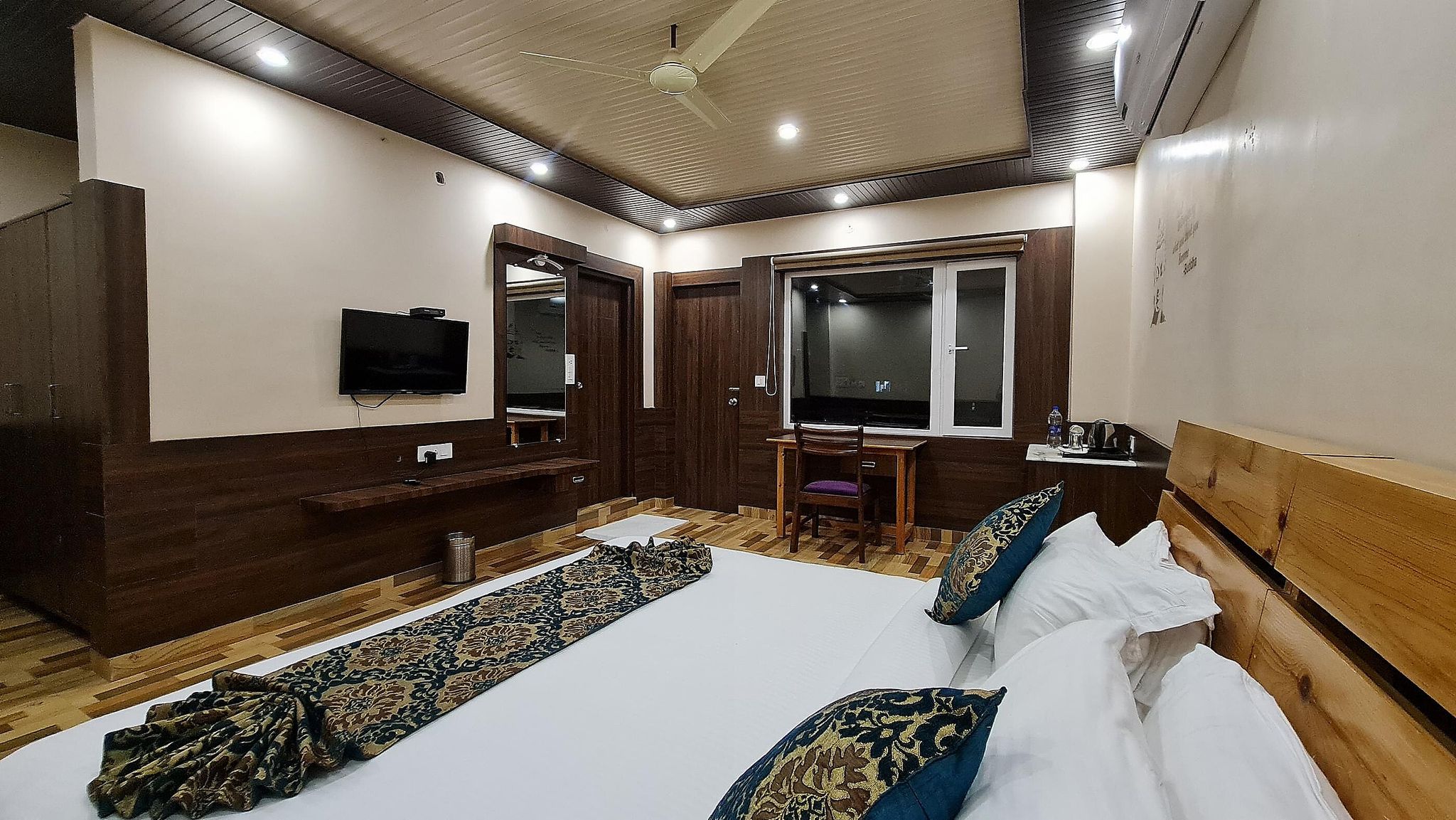 Hotel Buddha House Himalayan Brothers Superior Room with Balcony 7