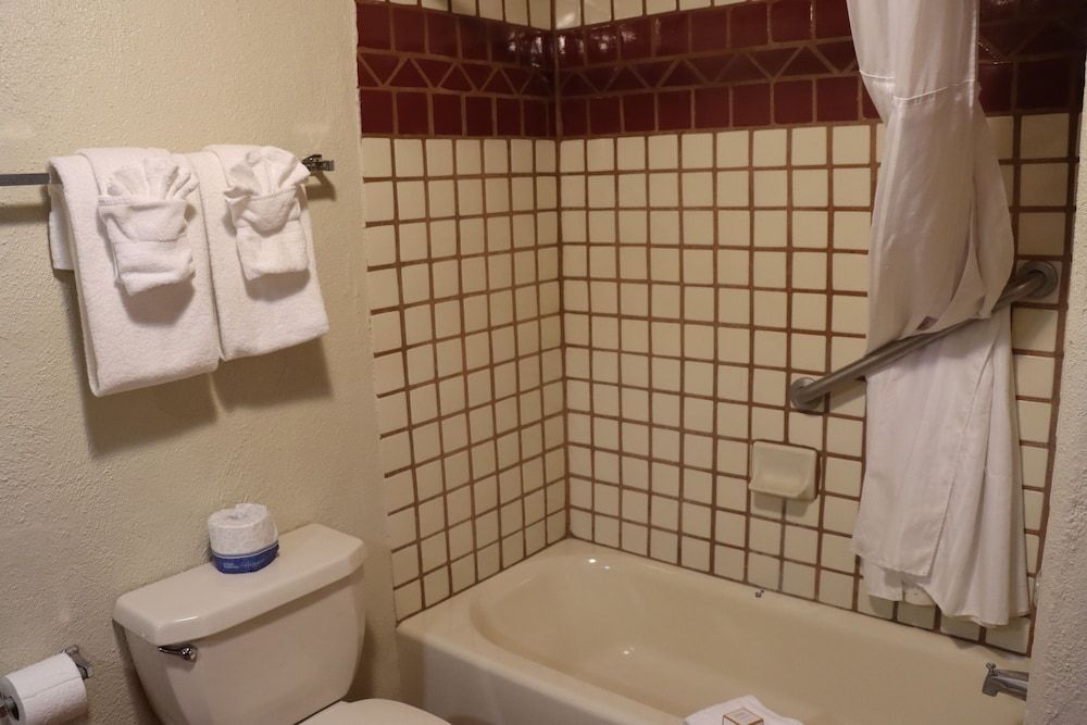 Sagebrush Inn & Suites Suite, 2 Queen Beds (Junior Suite) 5