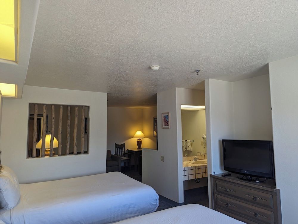 Sagebrush Inn & Suites Standard Suite, Multiple Beds (Studio Room (No Pets)) 3