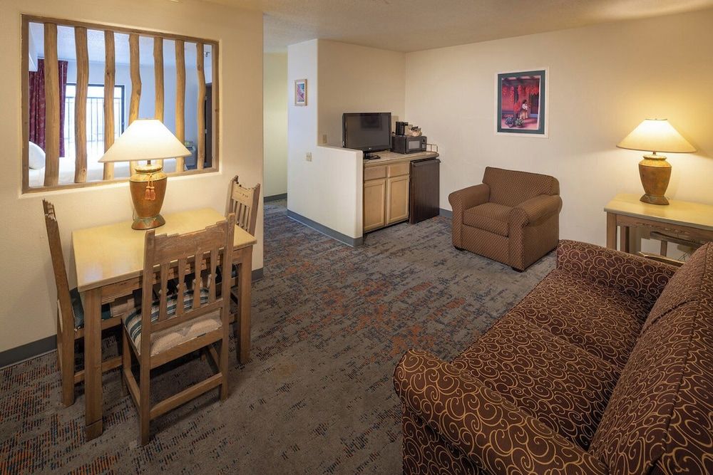 Sagebrush Inn & Suites Standard Suite, Multiple Beds (Studio Room (No Pets)) 7