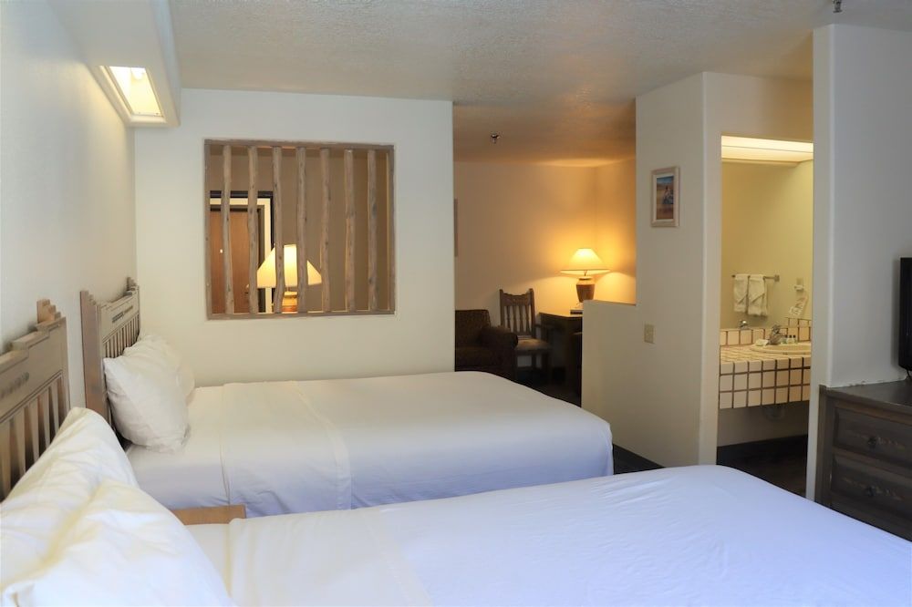 Sagebrush Inn & Suites Standard Suite, Multiple Beds (Studio Room (No Pets)) 2