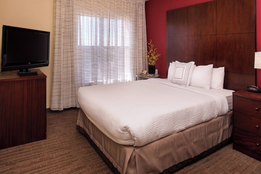 Suite, 1 King Bed with Sofa bed (Mobility/Hearing Access, Roll-In Shwr)