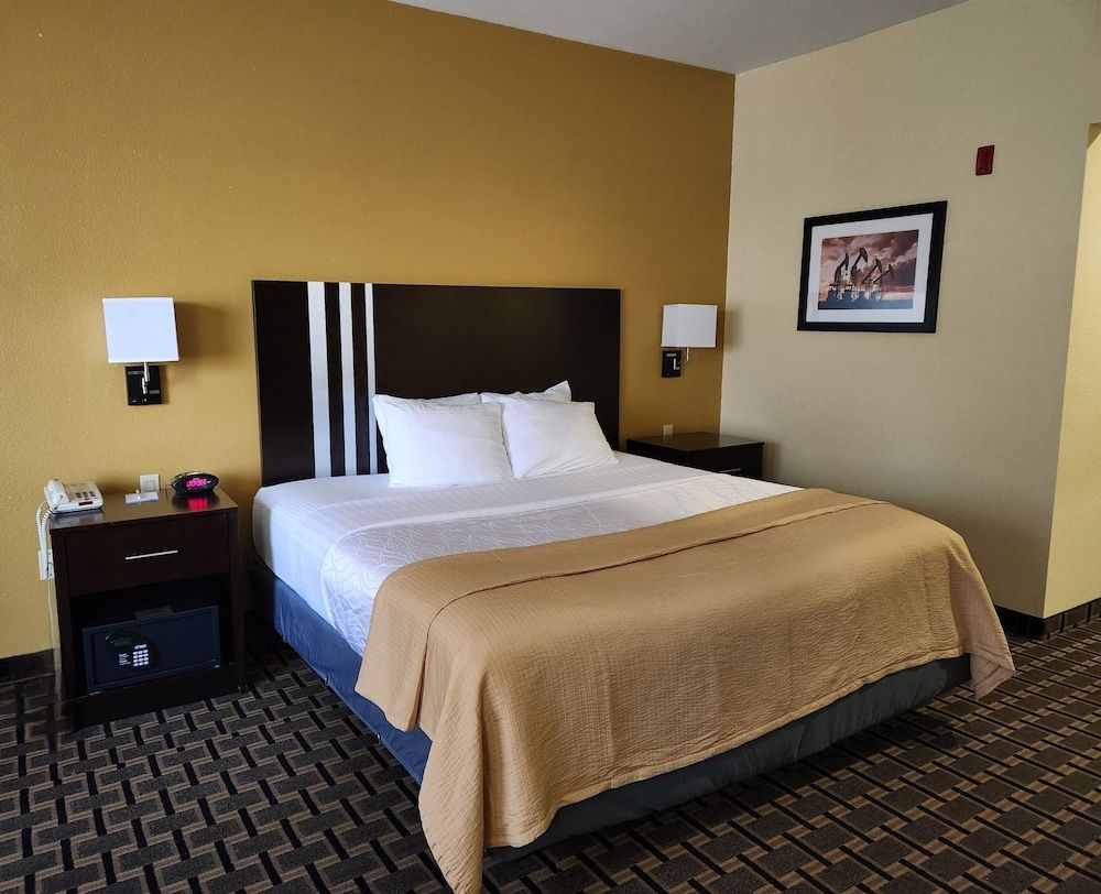 Days Inn & Suites by Wyndham Sam Houston Tollway Room, 1 King Bed, Non Smoking 3