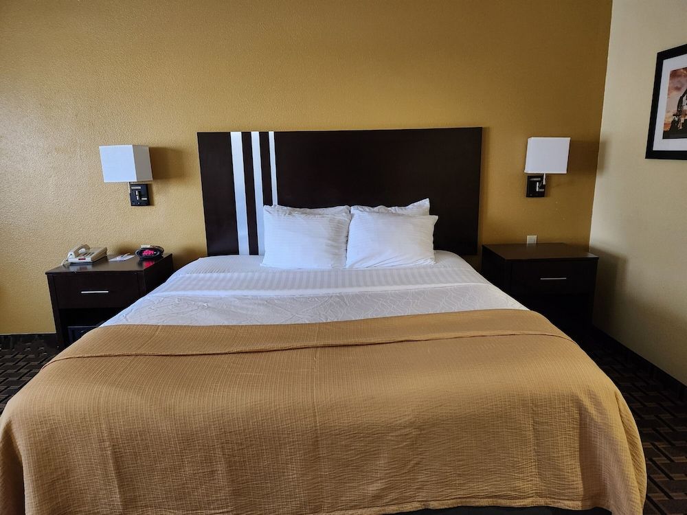 Days Inn & Suites by Wyndham Sam Houston Tollway Room, 1 King Bed, Non Smoking 2