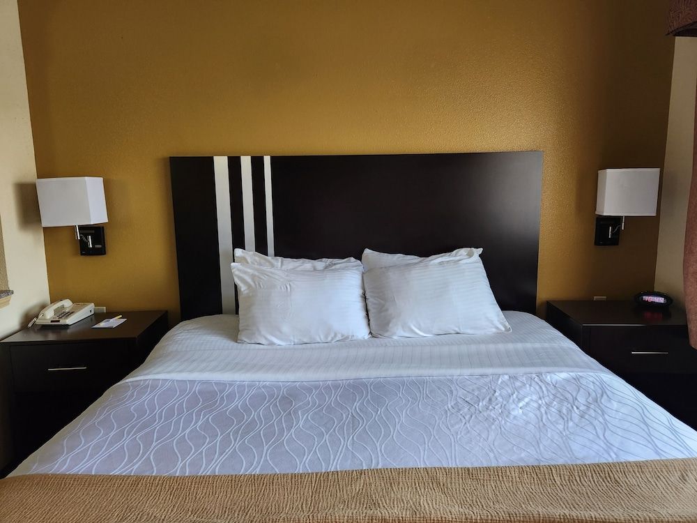 Days Inn & Suites by Wyndham Sam Houston Tollway Room, 1 King Bed, Non Smoking 5