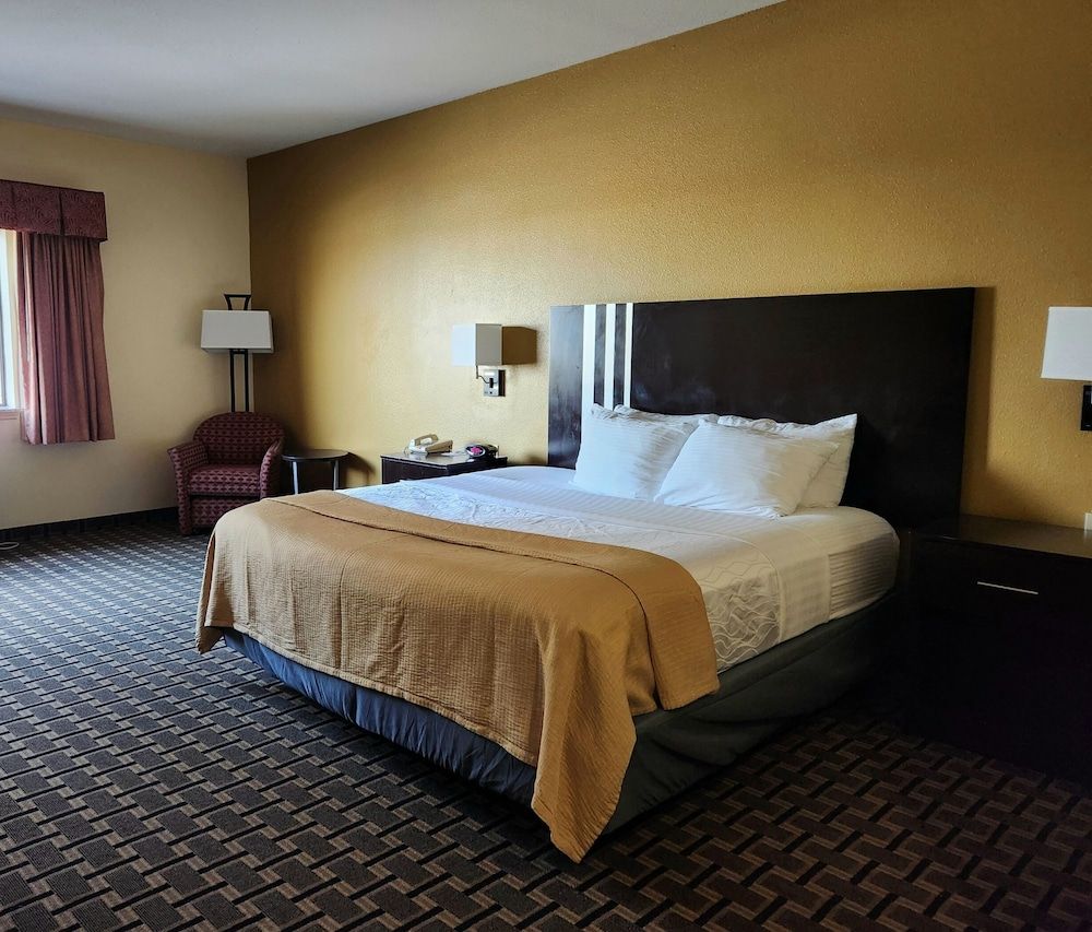 Days Inn & Suites by Wyndham Sam Houston Tollway Room, 1 King Bed, Non Smoking 6