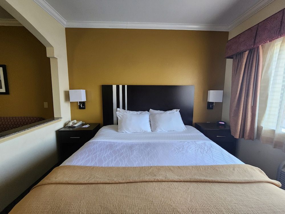 Days Inn & Suites by Wyndham Sam Houston Tollway Room, 1 King Bed, Non Smoking 4