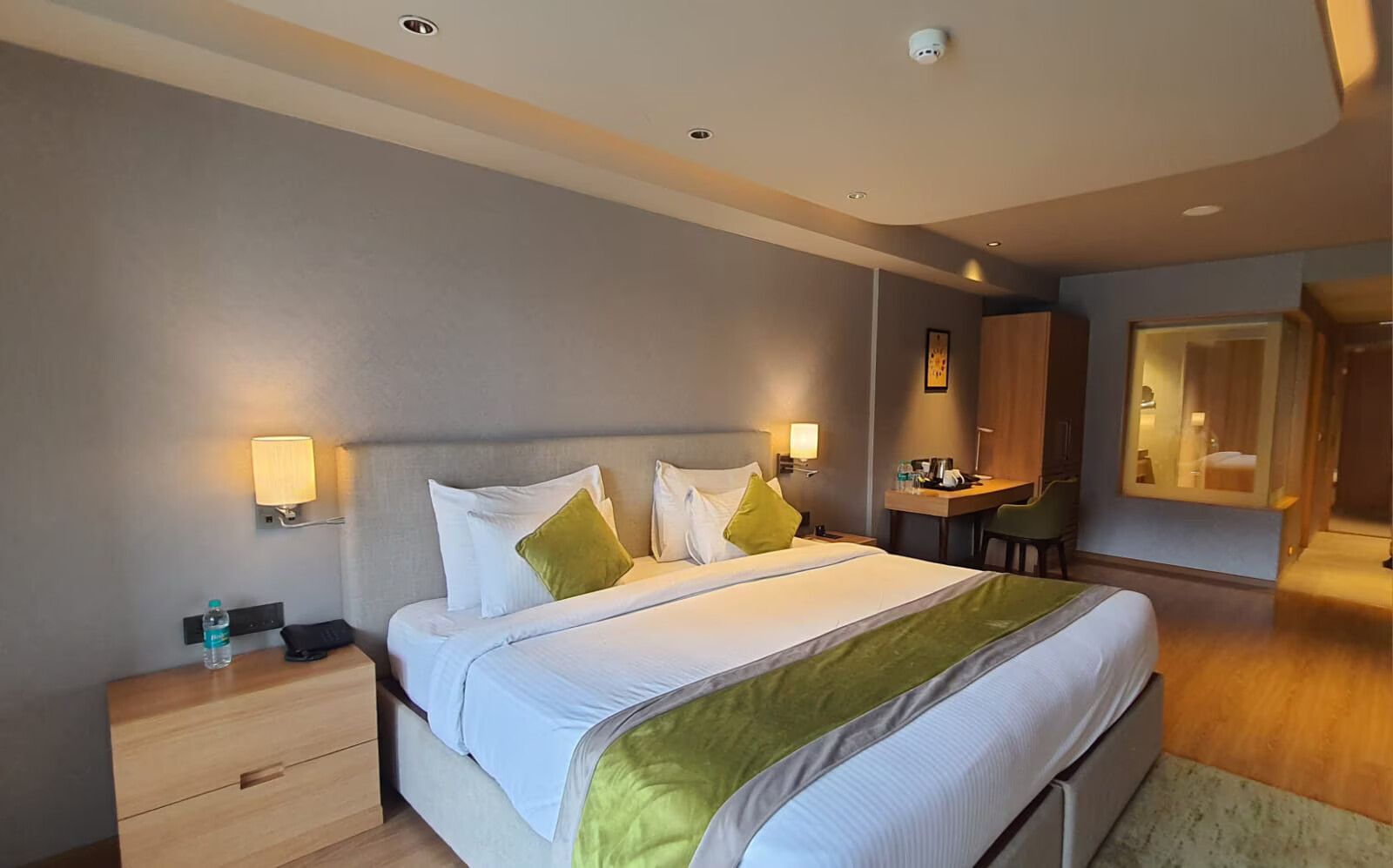 Deluxe Room, 1 King Bed, Non Smoking, River View