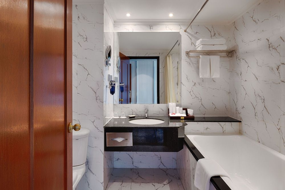 Windsor Plaza Hotel Deluxe Double or Twin Room, City View 13