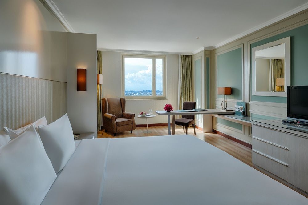 Windsor Plaza Hotel Deluxe Double or Twin Room, City View 11