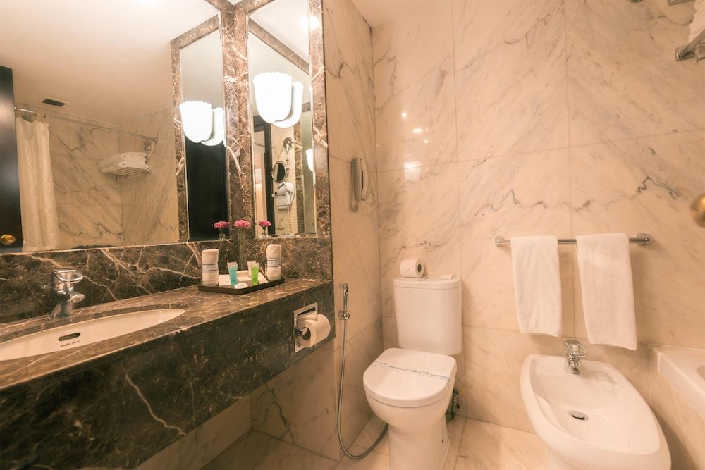 Golden Tulip Bahrain Standard Room, 1 King Bed 11