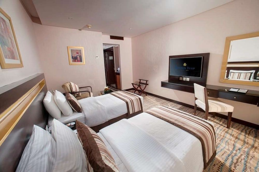 Golden Tulip Bahrain Standard Room, 1 King Bed 4