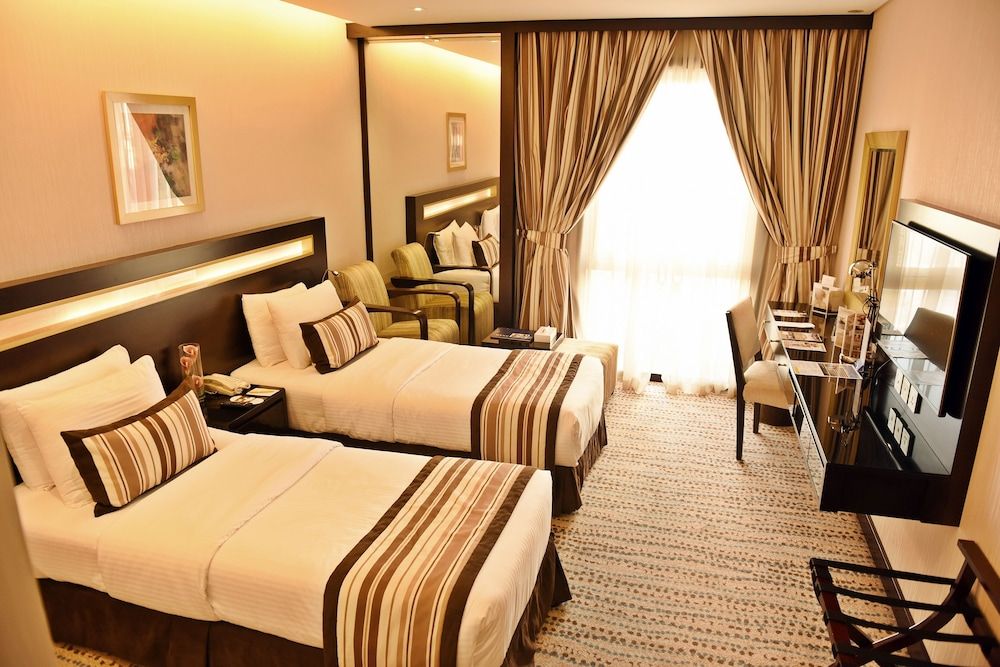 Golden Tulip Bahrain Standard Room, 1 King Bed 3