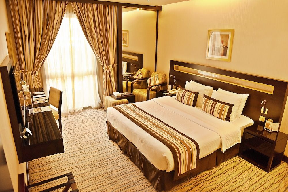 Golden Tulip Bahrain Standard Room, 1 King Bed 2