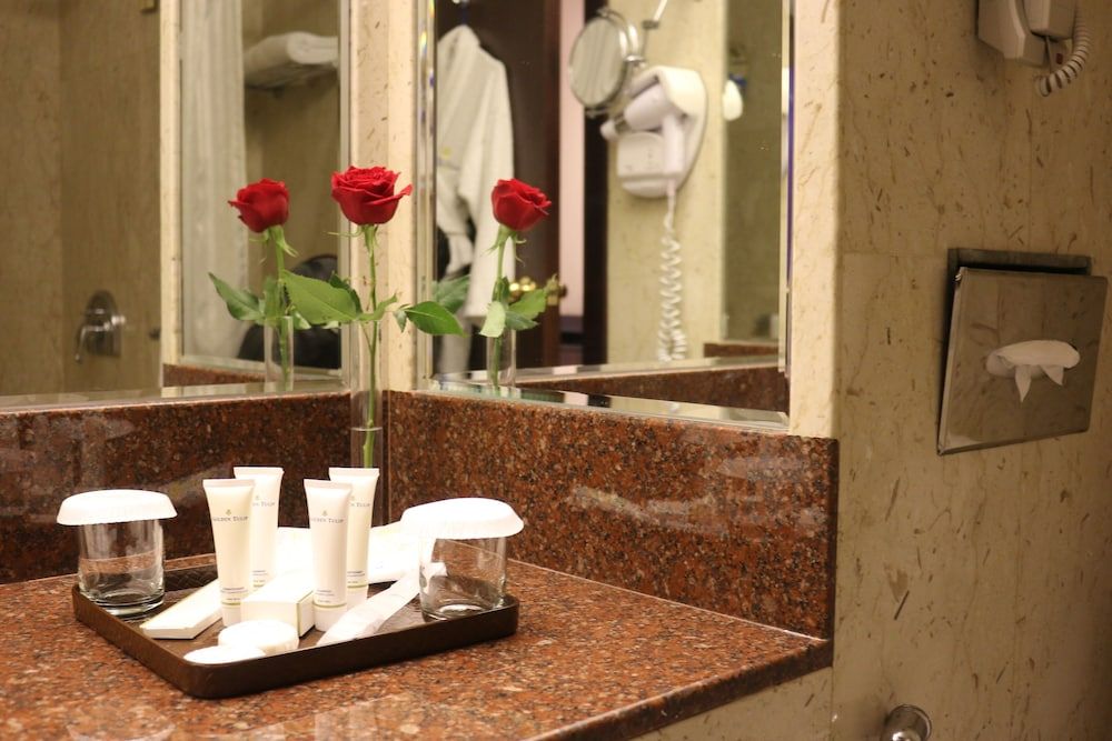 Golden Tulip Bahrain Standard Room, 1 King Bed 10