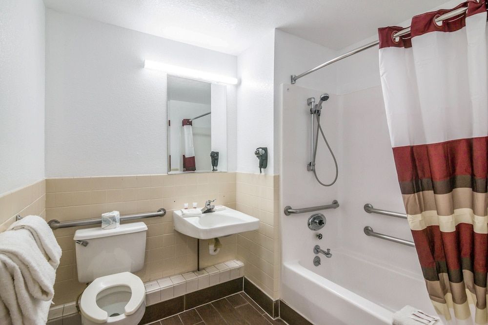 Red Roof Inn Palmdale - Lancaster Deluxe Room, 2 Queen Beds, Accessible, Non Smoking 6