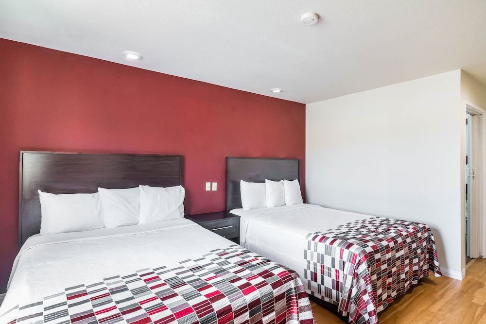 Red Roof Inn Palmdale - Lancaster Deluxe Room, 2 Queen Beds, Accessible, Non Smoking 3