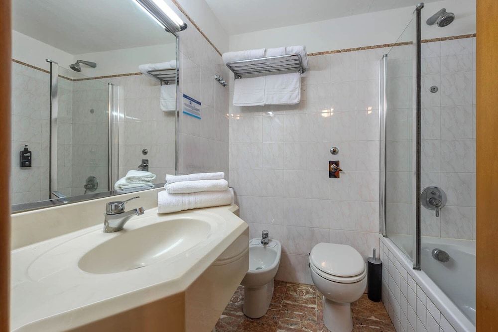 IH Hotels Milano Eur Trezzano sul Naviglio Superior Twin Room 5