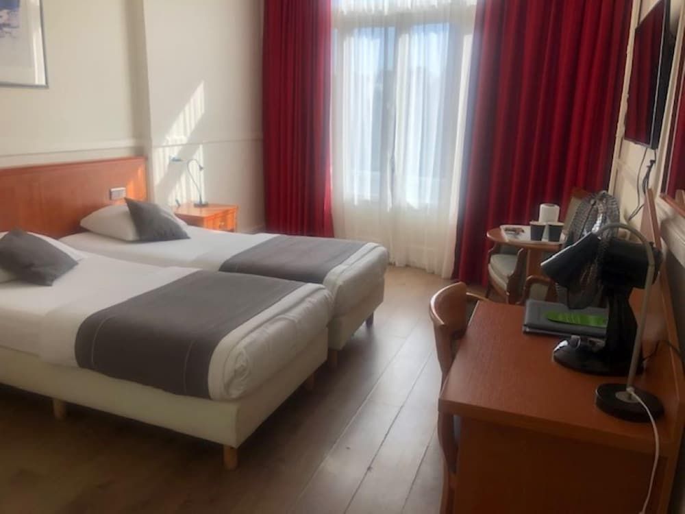 Delta Hotel City Center Standard Room 6