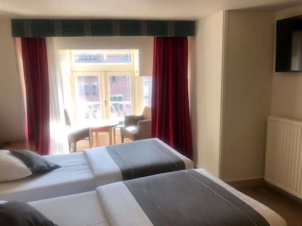 Delta Hotel City Center Standard Room 7