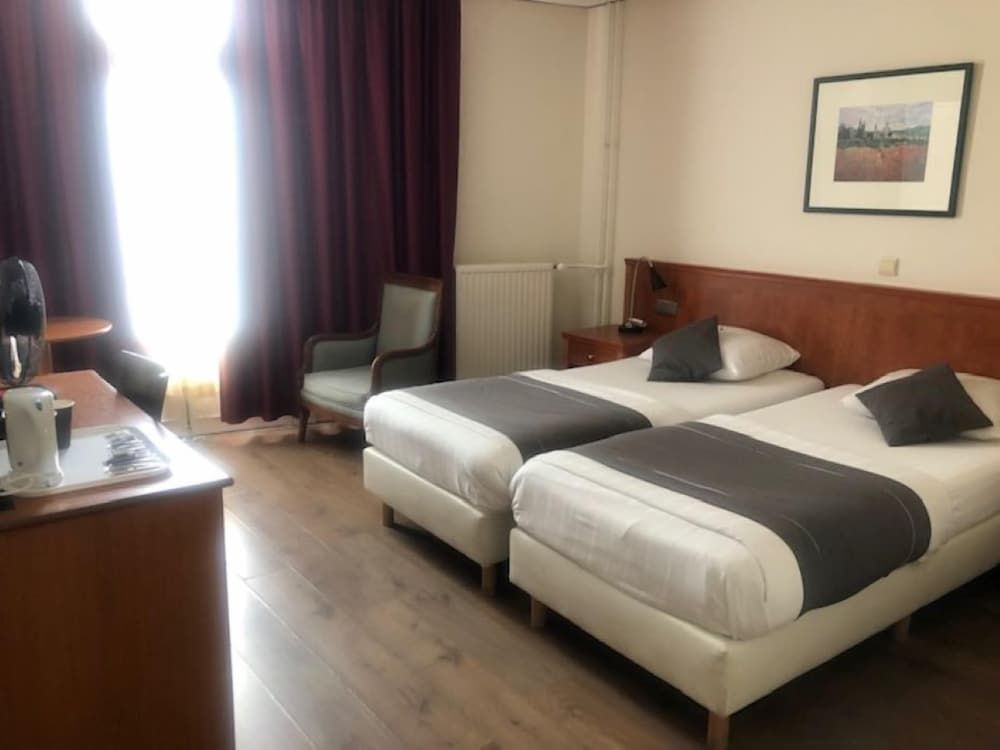 Delta Hotel City Center Standard Room 8