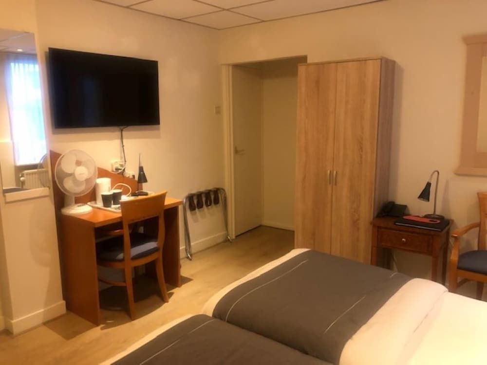 Delta Hotel City Center Standard Room 9