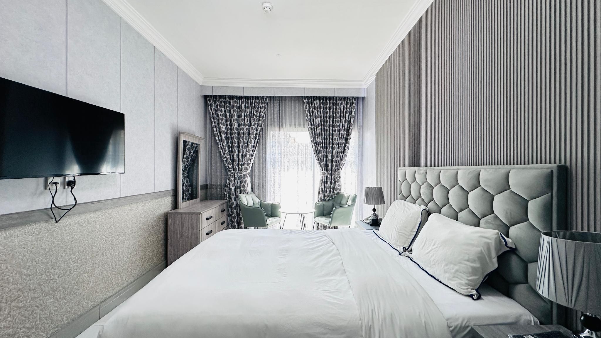 Palette San Marino Hotel Deluxe King - Room Only 2