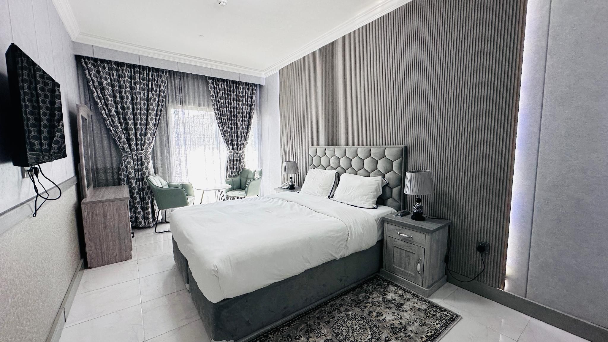 Palette San Marino Hotel Deluxe King - Room Only