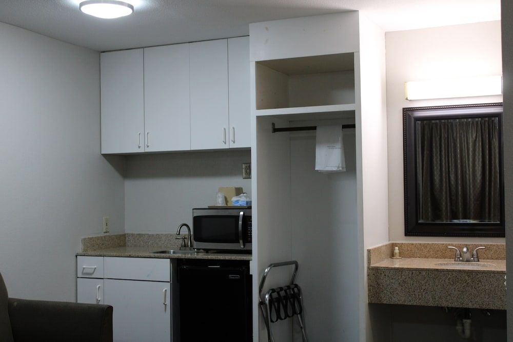 Savannah Inn Savannah I-95 North Suite, 1 King Bed 5