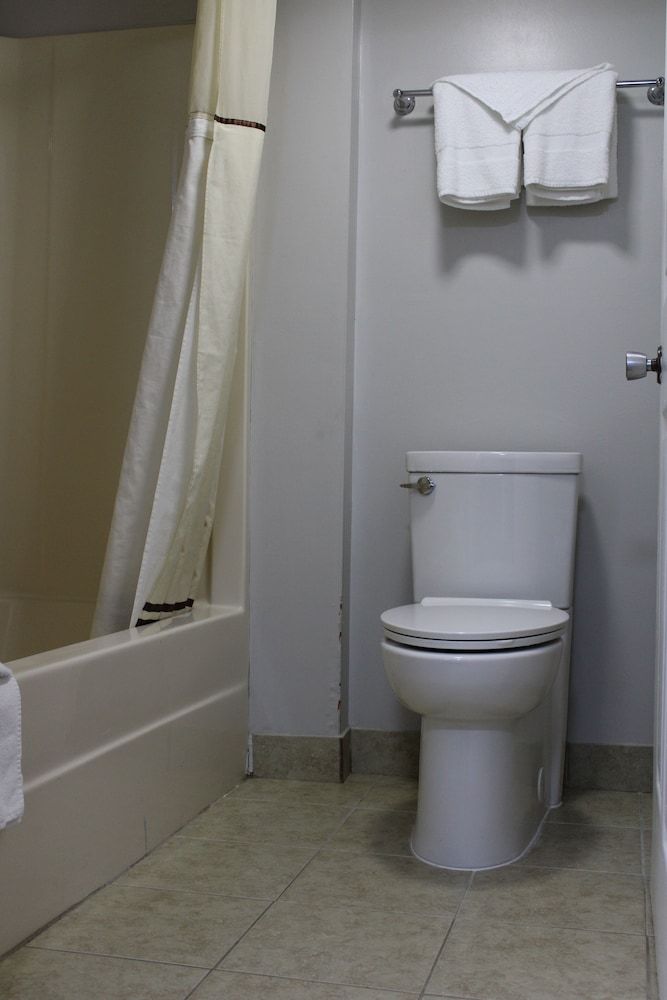 Savannah Inn Savannah I-95 North Suite, 1 King Bed 3