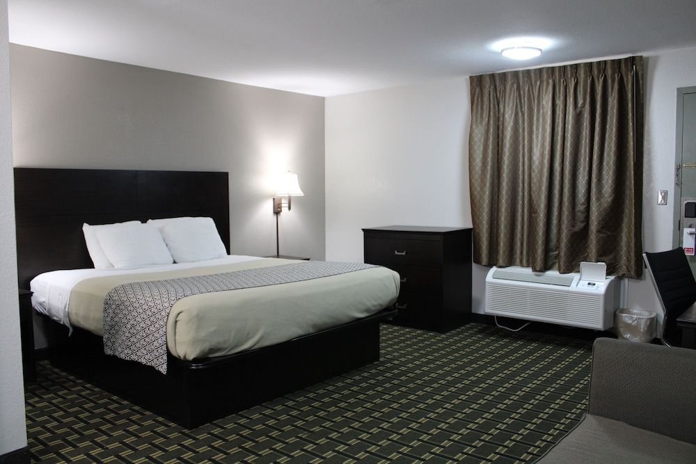 Savannah Inn Savannah I-95 North Suite, 1 King Bed