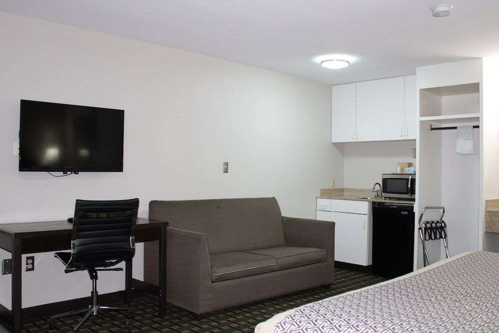 Savannah Inn Savannah I-95 North Suite, 1 King Bed 4