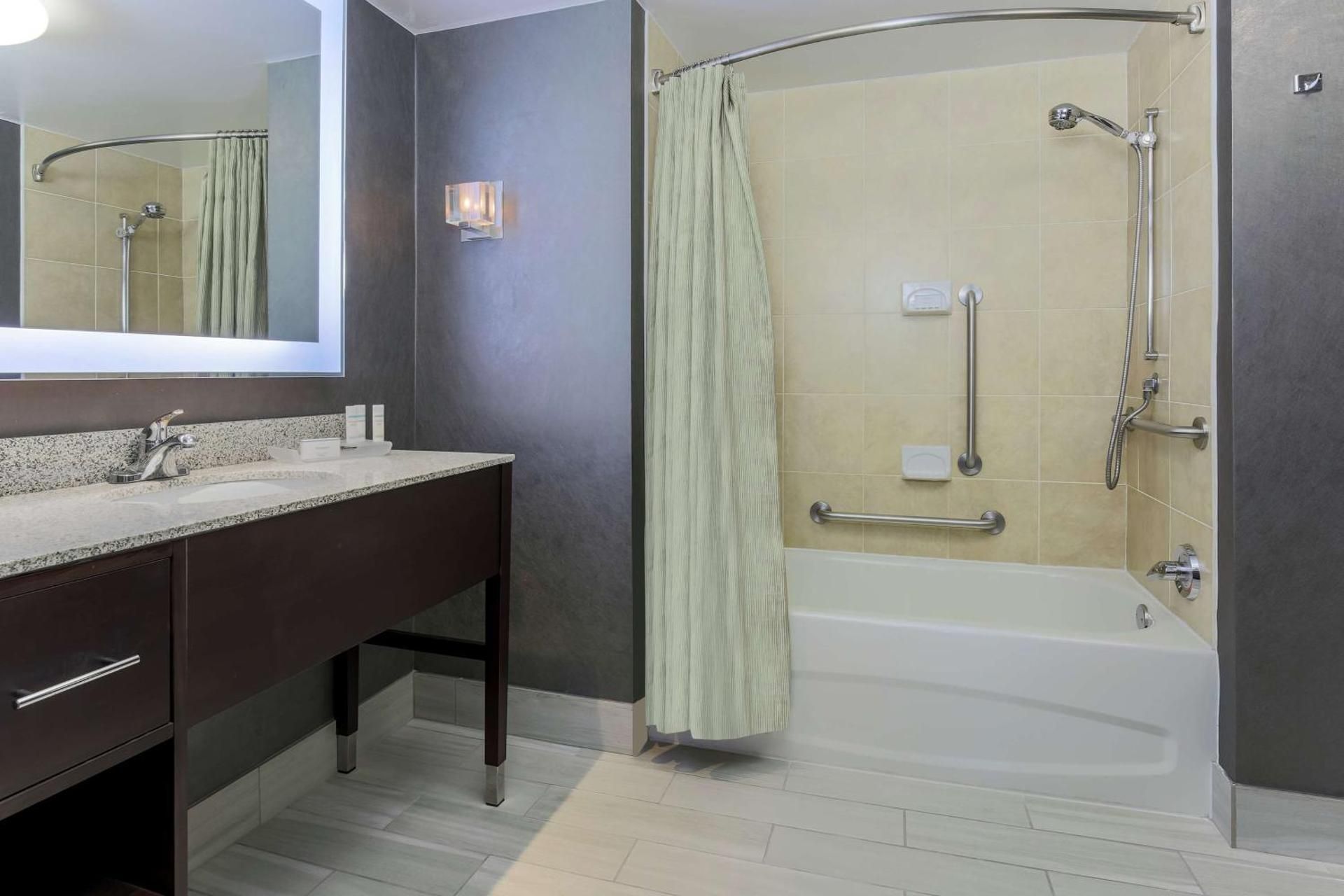 1 King Mobility/Hearing Access Tub Studio Nsmk