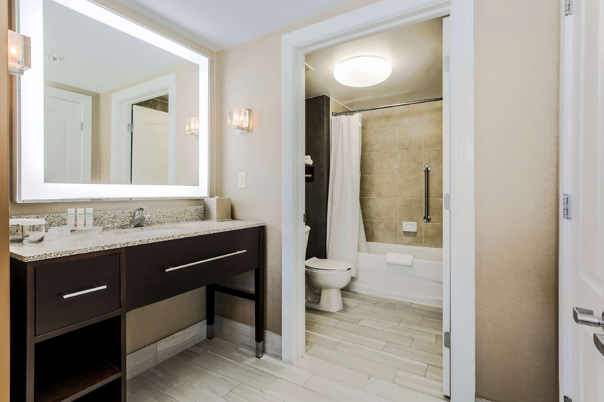 1 King Mobility/Hearing Access Tub Studio Nsmk