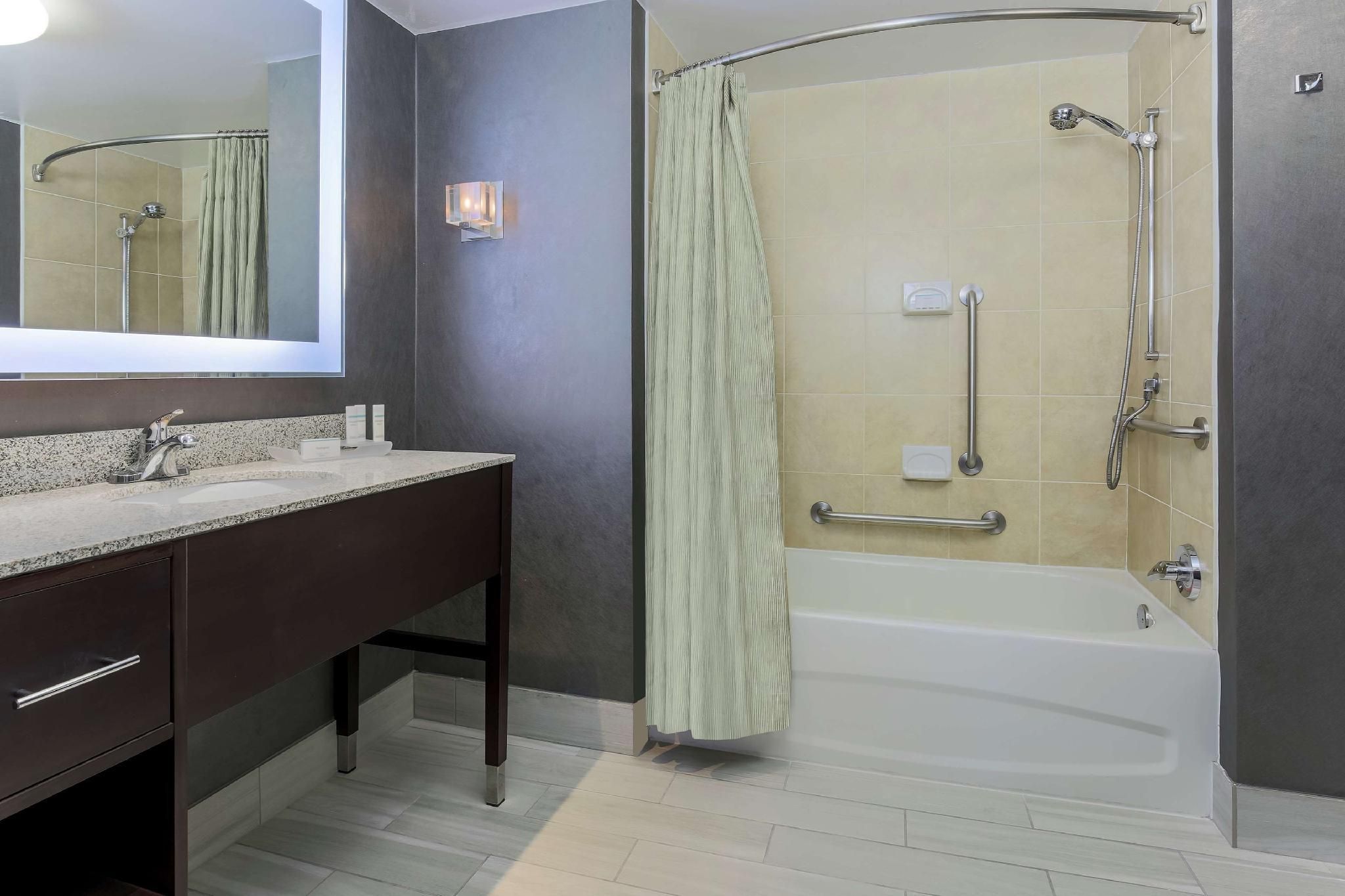 1 King Mobility Accessible Bathtub Studio Nsmk