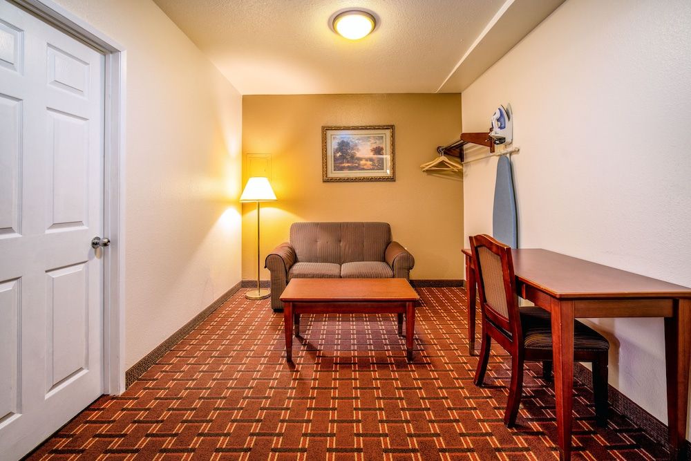 Regency Inn & Suites Standard Room, 1 King Bed 4