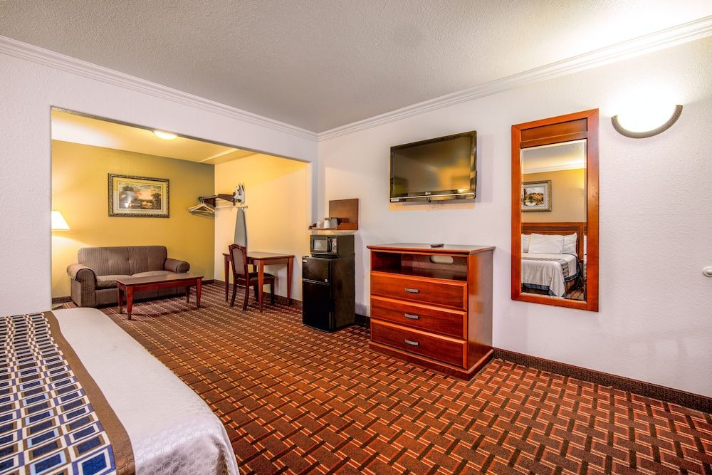 Regency Inn & Suites Standard Room, 1 King Bed 2